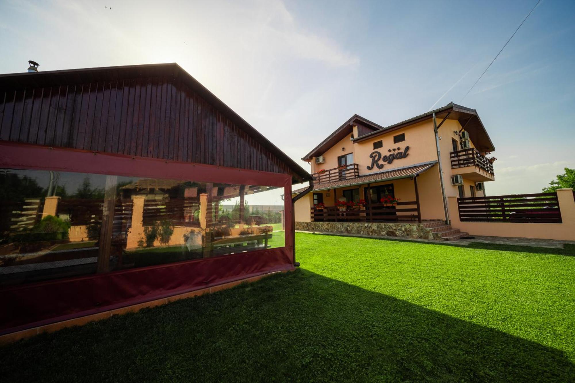 Pensiunea Regal Baile 1 Mai Exterior photo