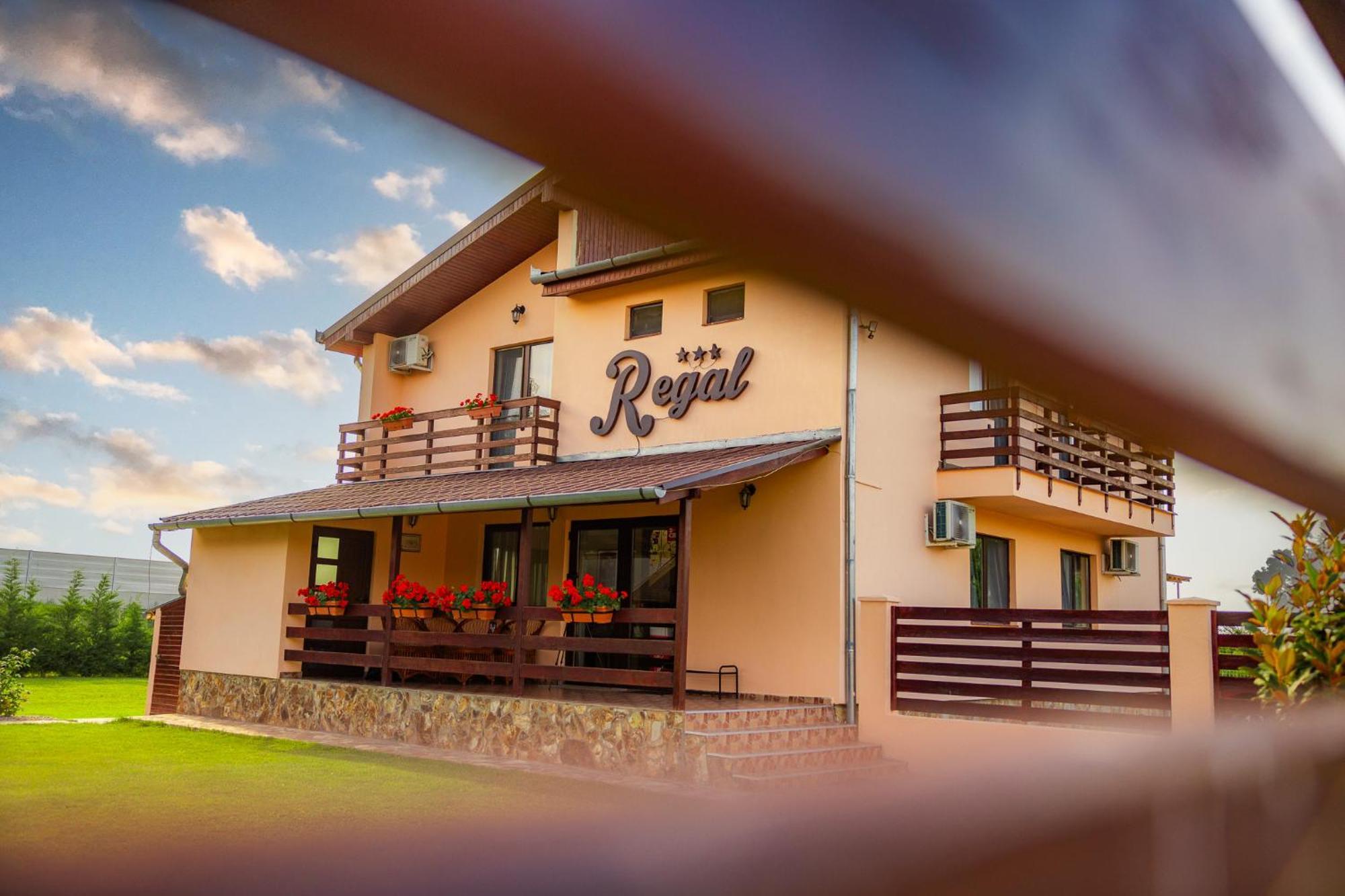 Pensiunea Regal Baile 1 Mai Exterior photo